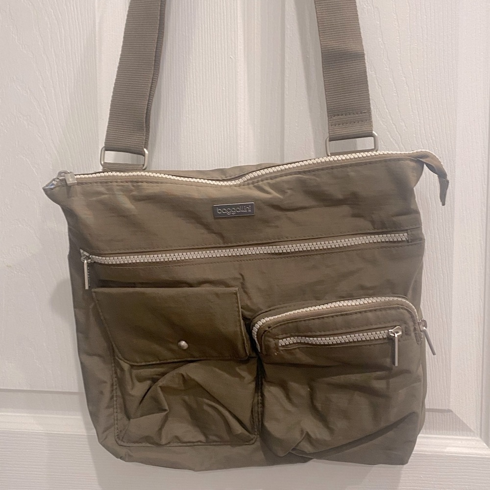 Great carry all Baggallini purse w/a ton of pockets